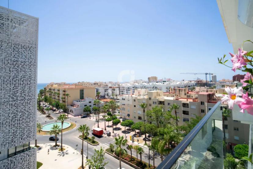 Ático de Lujo con Vistas en Estepona Pueblo image 1