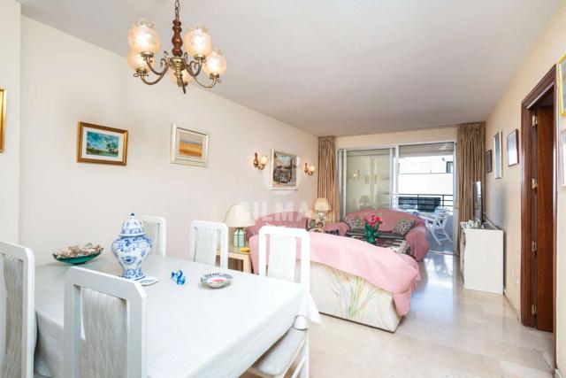 Imagen 2 de Bright 3-Bedroom Apartment 300m from the Beach in Marbella