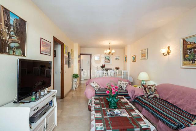 Imagen 5 de Bright 3-Bedroom Apartment 300m from the Beach in Marbella