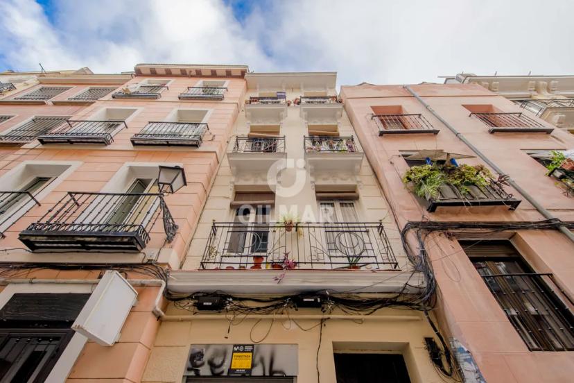 Elegante Apartamento de 3 Dormitorios en Malasaña image 0