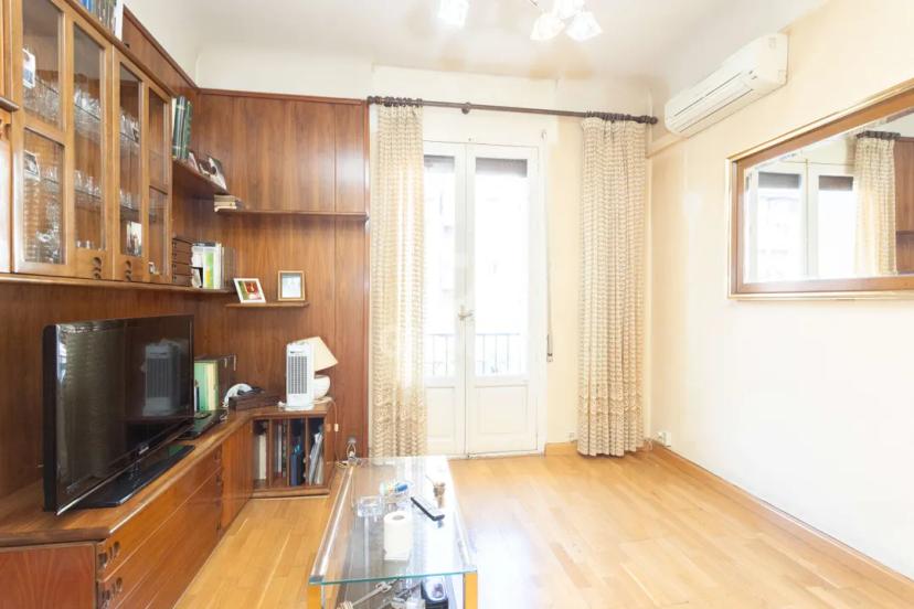 Elegant Apartment with Terrace in Adelfas, Retiro image 0