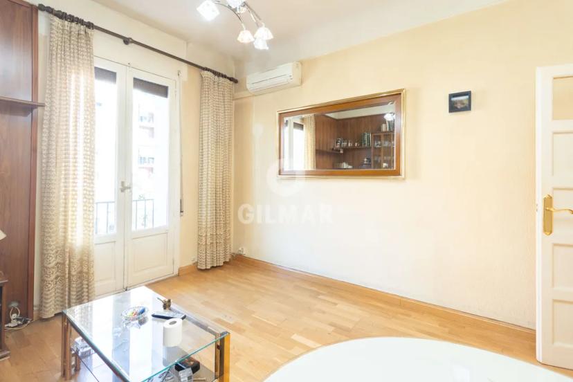 Elegant Apartment with Terrace in Adelfas, Retiro image 1