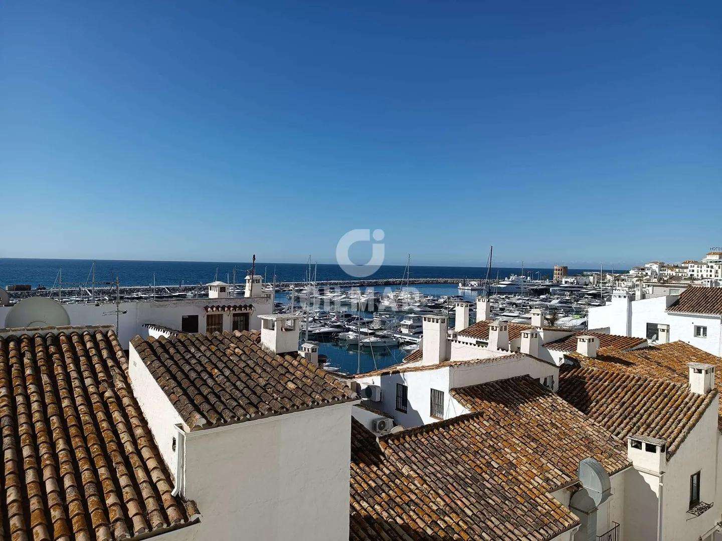 Dúplex Lujoso con Vistas al Mar en Puerto Banús