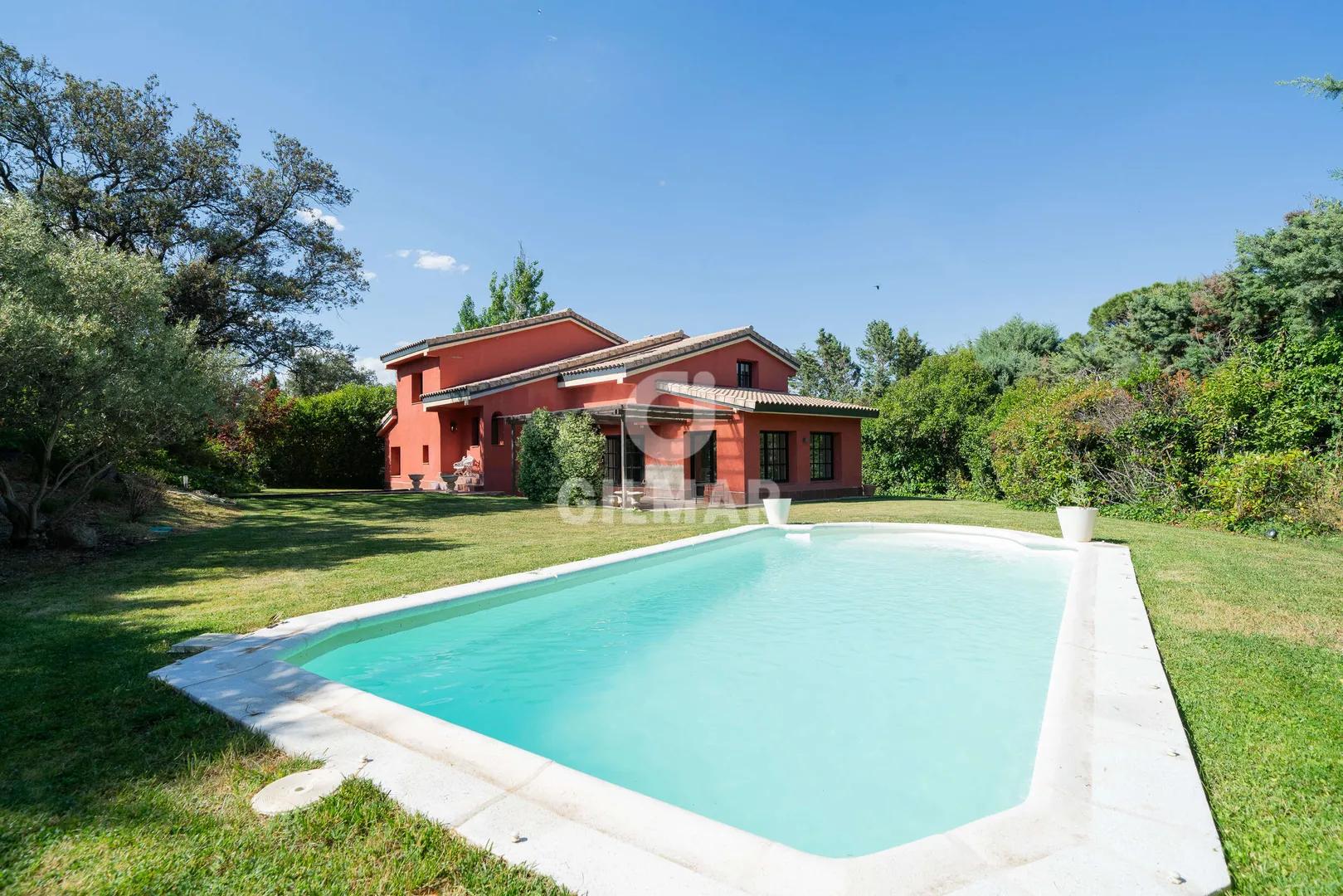 Chalet Independiente con Jardín y Piscina en Santo Domingo