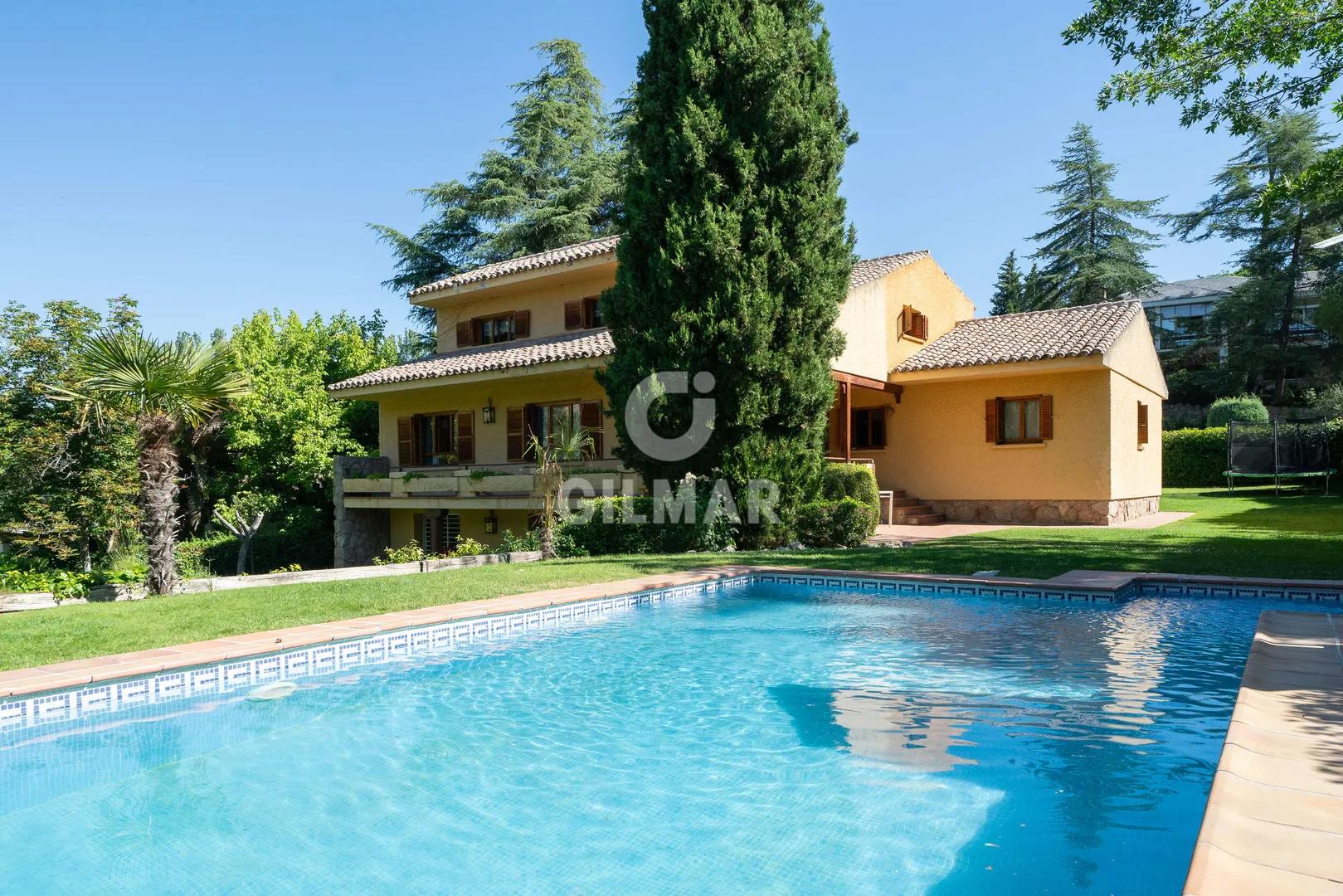 Chalet Exclusivo con Jardín y Piscina en Santo Domingo