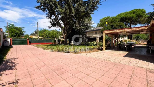 Imagen 3 de Independent Chalet with Garden and Pool in Galapagar