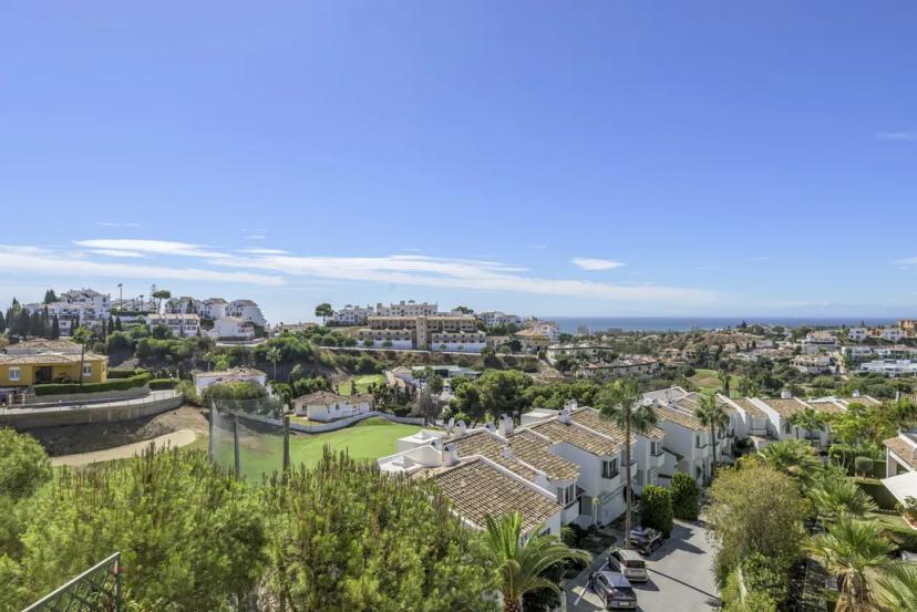 Spacious Renovated Apartment with Sea Views in Altos de Miraflores image 0