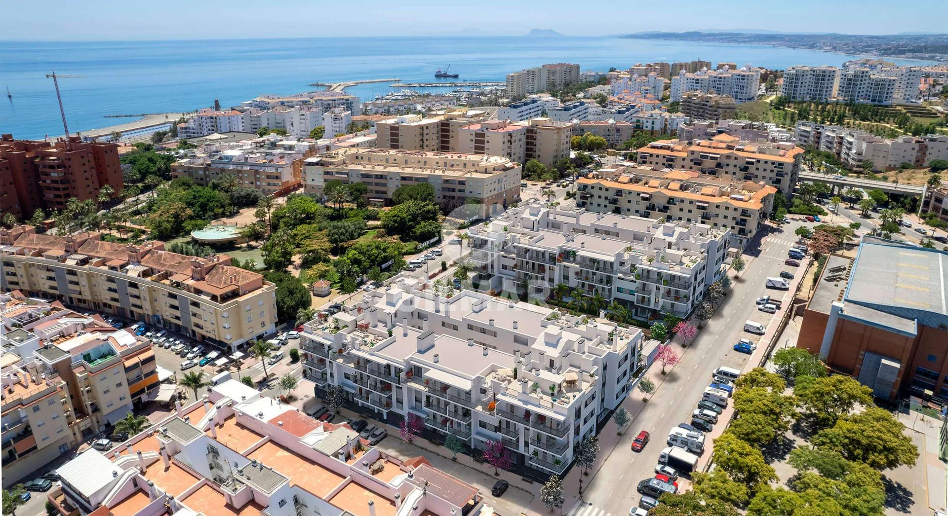 Ático de Lujo en Estepona Centro: 3 Dormitorios y Vistas al Mar