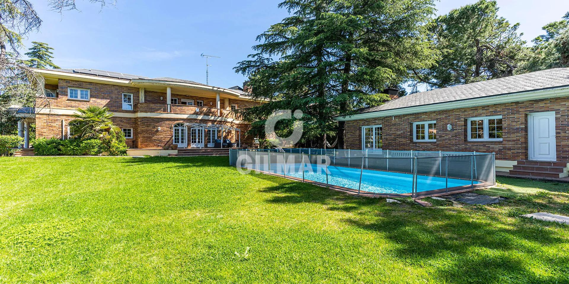 Chalet de Lujo en Las Rozas: 7 Dormitorios, Piscina y Garaje