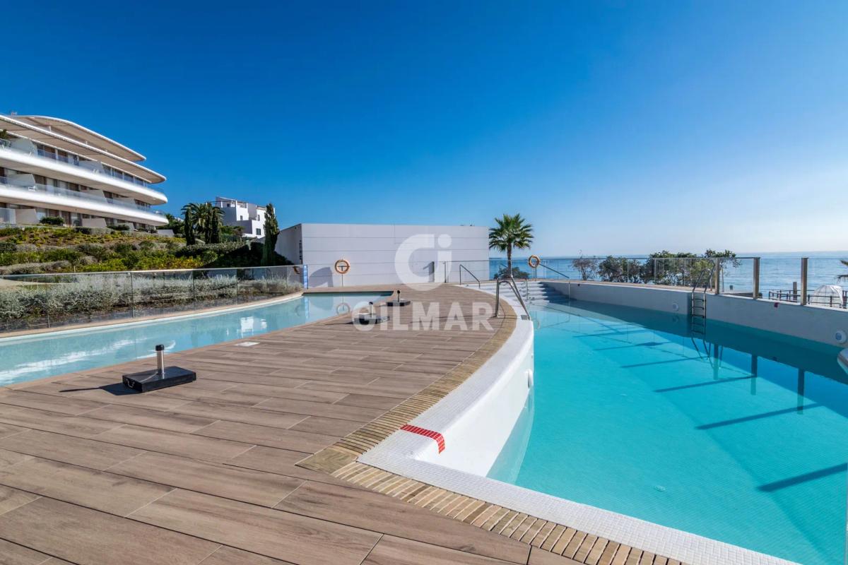 Imagen 1 de Exclusive Luxury Apartment on the Front Line of the Beach with Sea Views