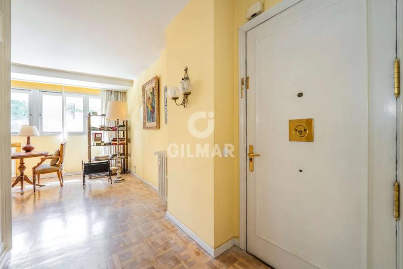 Bright 250 m² Apartment with Garden and Pool in Chamartín image 0