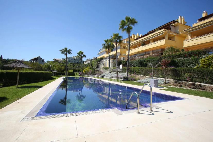 Exclusivo Ático con Vistas al Mar en Sierra Blanca, Marbella image 0