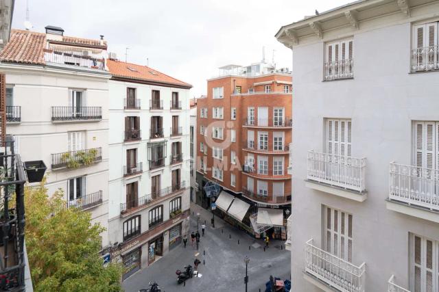 Imagen 3 de Spacious Apartment in Malasaña to Renovate