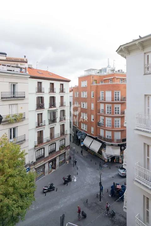 Imagen 5 de Spacious Apartment in Malasaña to Renovate