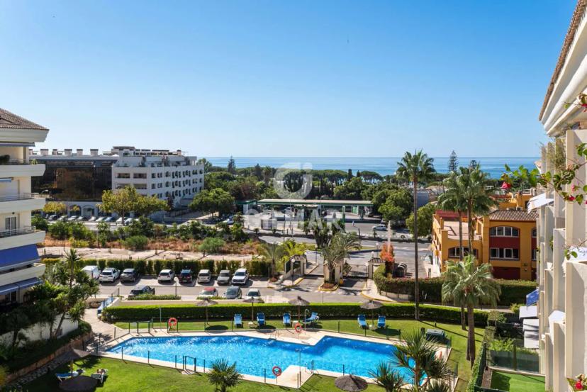 Ático de Lujo con Vistas en la Milla de Oro, Marbella image 0