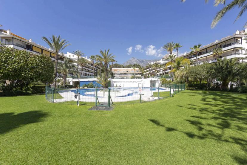 Exclusivo apartamento de 2 dormitorios en la Milla de Oro, Marbella image 0