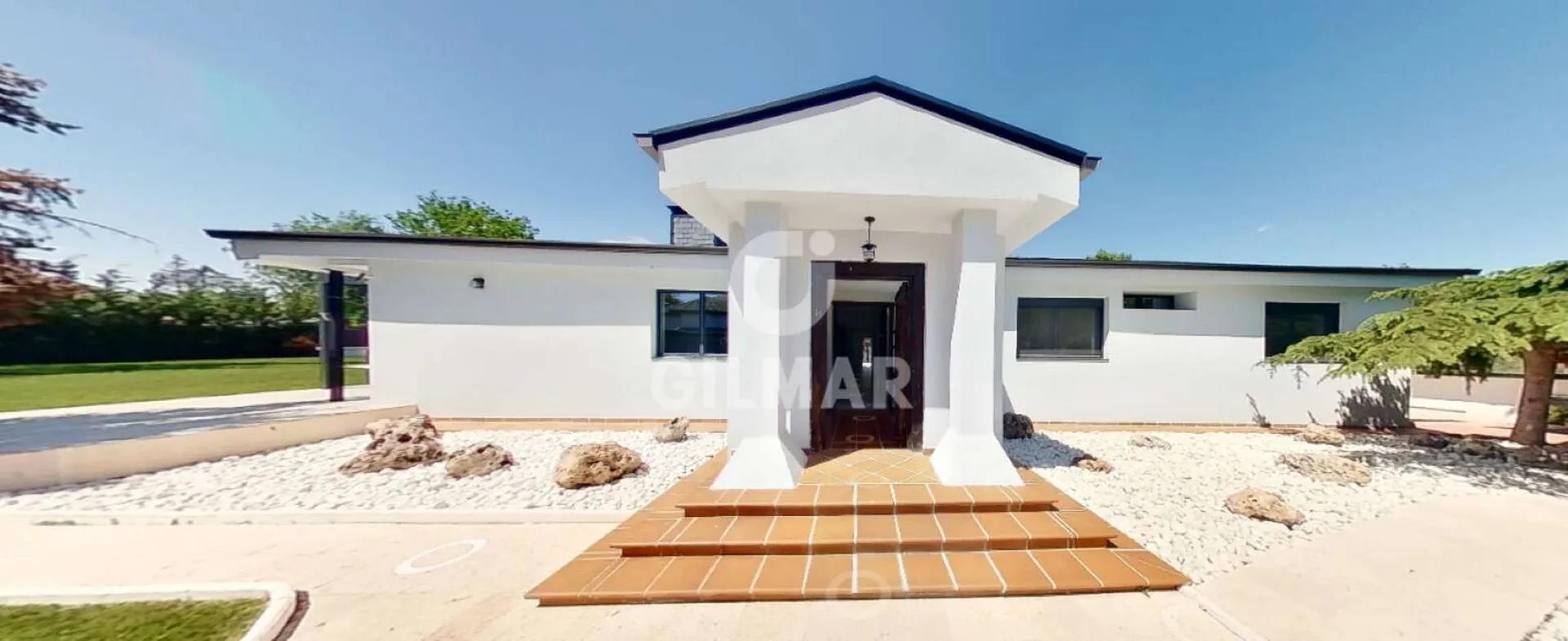 Chalet Lujoso en Villafranca del Castillo con Piscina y Jardín