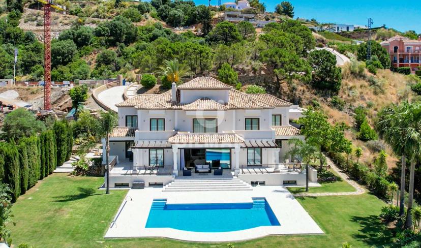 Andalusian Villa with Panoramic Views of the Mediterranean image 1