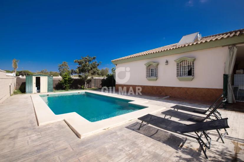 Exclusive Chalet with Pool in Costa Oeste, Puerto de Santa María image 1