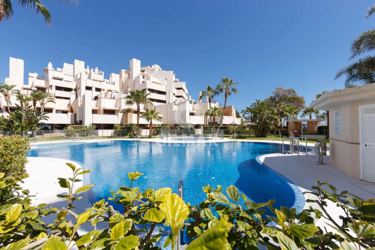 Imagen 1 de Spacious 3-Bedroom Apartment on the Front Line of the Beach, Estepona