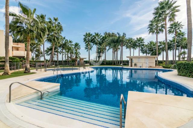 Imagen 3 de Spacious 3-Bedroom Apartment on the Front Line of the Beach, Estepona