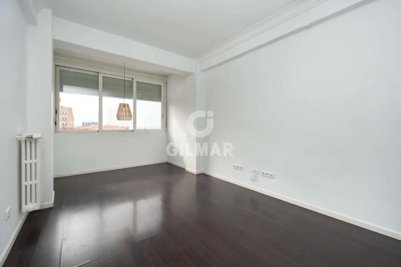 Apartment on Avenida de América: 2 Bedrooms and Dressing Room, Ideal for Families image 0