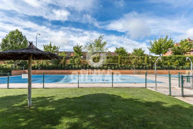 Imagen 3 de 3-bedroom apartment with terrace in a gated community with pool in Boadilla del Monte