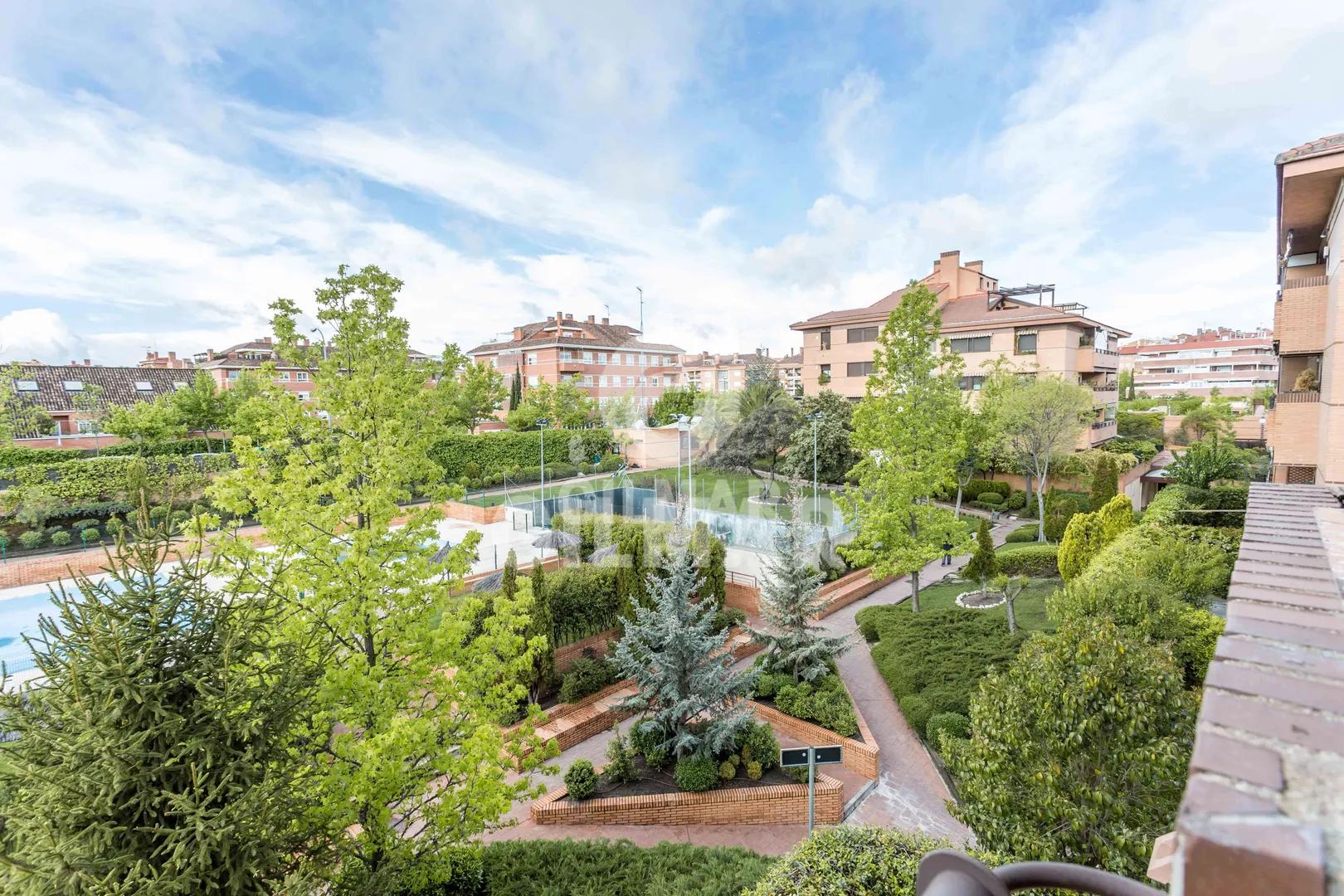 Piso de 3 dormitorios con terraza en urbanización con piscina en Boadilla del Monte