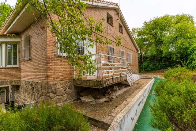 Imagen 2 de Classic Chalet in Majadahonda with Large Garden and Renovation Possibilities