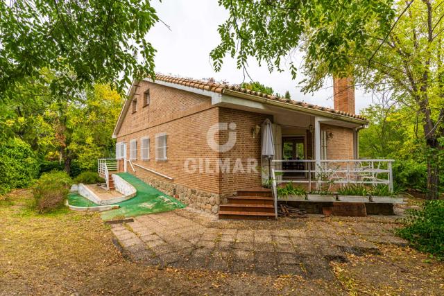 Imagen 3 de Classic Chalet in Majadahonda with Large Garden and Renovation Possibilities