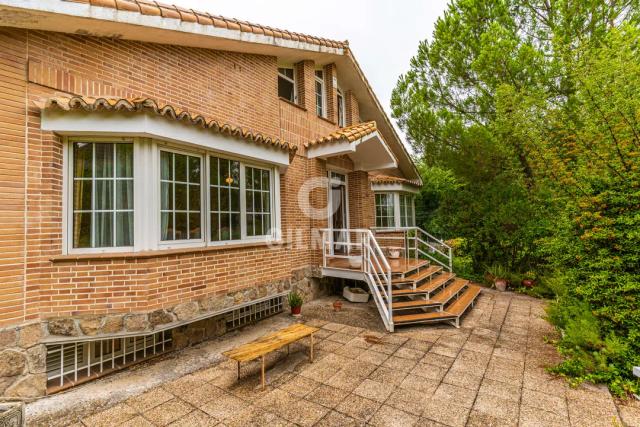 Imagen 4 de Classic Chalet in Majadahonda with Large Garden and Renovation Possibilities