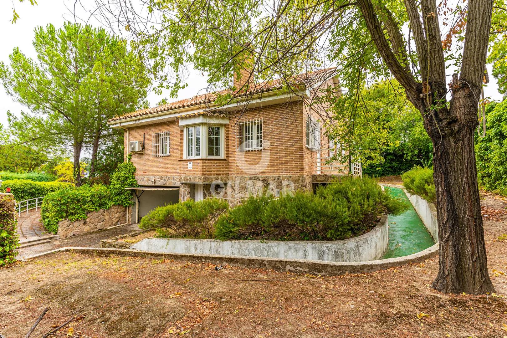 Classic Chalet in Majadahonda with Large Garden and Renovation Possibilities