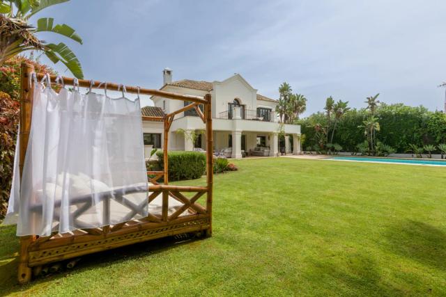 Imagen 4 de Luxury Villa in Guadalmina Baja, 200m from the Beach