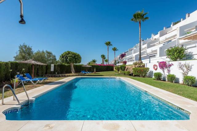 Imagen 2 de Elegant Renovated Apartment with Terrace and Views in La Quinta