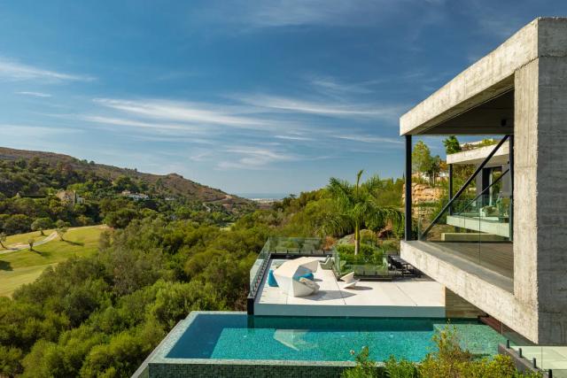 Imagen 2 de Luxury Villa on the Front Line of Golf in Marbella