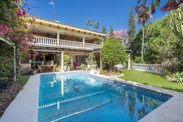 Imagen 3 de Townhouse in Marbella Hill Club: Renovation Opportunity