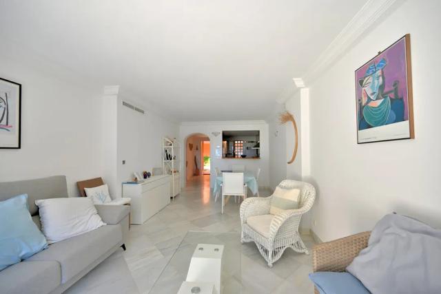 Imagen 2 de Ground Floor Apartment with Private Pool and Golf Views in Artola